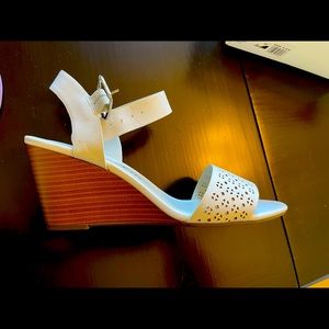 New in box Anne Klein iflex wedge heels. Size 9.5